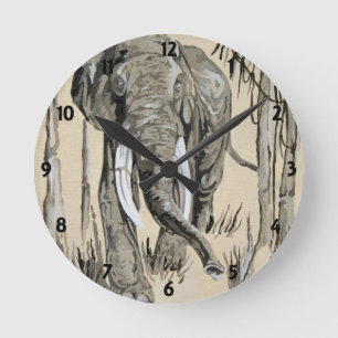 Elefant spazieren durch die waldreiche Savanna Kun Runde Wanduhr
