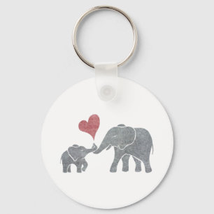 Elefant umarmt graue Mama und Baby mit rotem Schlüsselanhänger