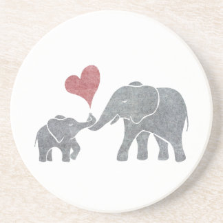 Elefant umarmt graue Mama und Baby mit rotem Untersetzer