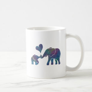 Elefant umarmt Regenbogen-Mama und Baby mit Herzen Kaffeetasse