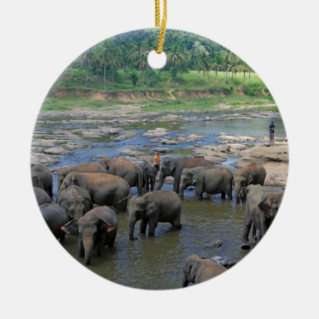 Elefanten, die im Fluss Sri Lanka baden Keramik Ornament (Vorne)