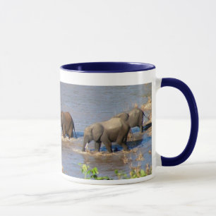 Elefanten, die Tarangire Fluss-Tasse kreuzen Tasse