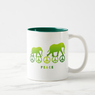 Elefanten in Frieden spazieren Zweifarbige Tasse