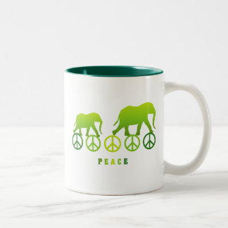 Elefanten in Frieden spazieren Zweifarbige Tasse