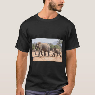 Elefantenmutter mit Kind, Sambia. T-Shirt