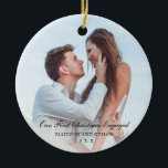 EleganBlack Our First Christmas Verlobtes Foto Keramik Ornament<br><div class="desc">Bist du dieses Jahr verlobt geworden? Fügen Sie Ihrem Weihnachtsbaum eine Erinnerung mit dieser eleganten Keramik-Ornament mit der Nachricht "Unser erstes Weihnachtsfest Verlobt" in schwarzem Text über Ihrem Lieblings-Foto. Verwenden Sie die Vorlage, um Ihre Namen und das Jahr hinzuzufügen. Dieses Ornament ist auch ein großartiges Geschenk für ein Paar, das...</div>