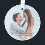EleganBlack Our First Christmas Verlobtes Foto Ornament<br><div class="desc">Bist du dieses Jahr verlobt geworden? Fügen Sie Ihrem Weihnachtsbaum eine Erinnerung mit diesem eleganten Acrylschmuck mit der Meldung "Unser erstes Weihnachtsfest Verlobt" in schwarzem Text über Ihrem Lieblings-Foto. Verwenden Sie die Vorlage, um Namen und Jahr hinzuzufügen. Dieses Ornament ist auch ein großes Geschenk für ein Paar, das vor kurzem...</div>