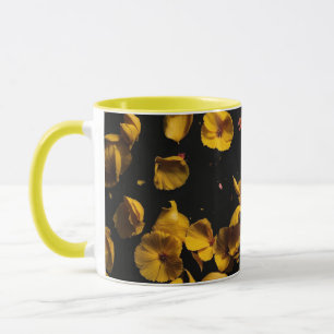"Élégance d'automne : Mug adoré avec une fleur en 