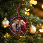 Elegangoldmonogramm Kariert - Cranberry Blue Aquam Keramik Ornament<br><div class="desc">Elegantes und dennoch rustikales kariertes Muster in tiefroter Cranberry, dunkelgrün, dunkelgrün und dunkelmarineblau mit Imitat Goldfäden als Rahmen für Ihr Foto, Ihren Namen, Ihren Gruß und das Jahr vorne. Zentrieren Sie doppelte Kreise und goldene Töne heilig und Beeren motif zusammen mit Ihrer einzigartigen Botschaft auf der Rückseite. Ideal zum Geschenken...</div>