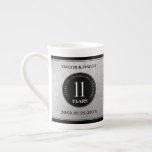 Elegant 11. Hochzeitsfeier Prozellantasse<br><div class="desc">Feiern Sie das 11. Stahlhochzeitjubiläum mit ein paar dieser China-Tasse! Elegante Schriften auf einem rautenplattierten, futuristisch abgenutzten Stahlhintergrund verleihen diesem besondere Anlass und Meilenstein eine unvergessliche Touch. Passen Sie sich mit den Namen des Paares, den Ehedaten und den Glückwunschnachrichten an. Umkehrung zeigt identisches Design. Design © W.H. Sim, Alle Rechte...</div>