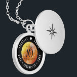 Elegant 16. Hochzeitstag des Goldenen Topaz Medaillon<br><div class="desc">Gedenken Sie den 16. Hochzeitstag mit diesem eleganten Schloss! Elegante schwarze Serifen und serifenlose Schriftzeichen mit sechseckigen Konfetti auf einem tiefrot-gelb-orangefarbenen Moirahorn-Hintergrund fügen diesem besondere Anlass und Meilenstein eine unvergessliche Touch hinzu. Passen Sie sich mit den Namen des glücklichen Paares und den Terminen für ihr goldenes Topaz-Jubiläum an. Design ©...</div>