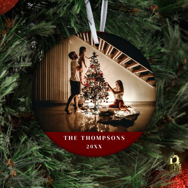 Elegant 2024 Family Foto Minimalistisch Dark Red Keramik Ornament (Von Creator hochgeladen)