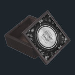 Elegant 25. Silberhochzeit Kiste<br><div class="desc">Feiern Sie den 25. Hochzeitstag mit dieser Gedenktafel! Elegante schwarz-weiße Serifenschrift mit sechseckigen Konfetti auf Silberfolie und schwarzem Hintergrund verleihen diesem besondere Anlass eine unvergessliche Touch und einen außergewöhnlichen Meilenstein. Passen Sie sich mit den Namen des glücklichen Paares, den Jahren der Ehe und den Glückwünschen für ihren SilberJahrestag an. Design...</div>