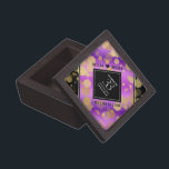 Elegant 33. Geburtstag von Amethyst Kiste<br><div class="desc">Feiern Sie den 33. amethystischen Hochzeitstag mit dieser stilvollen Sake-Box! Elegante Schwarz-Weiß-Schriften mit vergoldeten sechseckigen Konfetti auf einem amethystischen lila Hintergrund fügen diesem besondere Anlass eine unvergessliche Touch und einen außergewöhnlichen Meilenstein hinzu. Personalisieren Sie die Namen und Daten der Ehe des Paares. Design © W.H. Sim. Weitere Informationen unter zazzle.com/expressionsoccasions...</div>