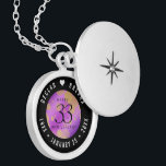 Elegant 33. Geburtstag von Amethyst Medaillon<br><div class="desc">Feiern Sie den 33. Hochzeitstag mit diesem eleganten Schloss! Elegante Schwarz-Weiß-Schriften mit vergoldeten sechseckigen Konfetti auf einem amethystischen lila Hintergrund fügen diesem besondere Anlass eine unvergessliche Touch und einen außergewöhnlichen Meilenstein hinzu. Passen Sie die Namen der glücklichen Paare an und fügen Sie Termine für ihren Amethyst-Jubiläum hinzu. Design © W.H....</div>