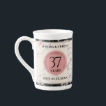 Elegant 37. Alabaster Hochzeitstag Prozellantasse<br><div class="desc">Feiern Sie den 37. Alabaster-Hochzeitstag mit ein paar dieser China-Tasse! Elegante Schriften auf einem cremefarbenen, feinkörnigen, weiß- und goldfarbenen Hintergrund aus Rose verleihen diesem besondere Anlass eine unvergessliche Touch und einen außergewöhnlichen Meilenstein. Passen Sie sich mit den Namen des Paares, den Ehedaten und den Glückwunschnachrichten an. Umkehrung zeigt identisches Design....</div>