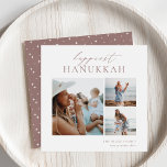 Elegant 3 Foto Collage Happiest Hanukkah Feiertagskarte<br><div class="desc">Freuen Sie sich auf diese modernen Hanukkah-Urlaubskarten mit 3 Ihrer Lieblingskarten (eine vertikale und zwei kleine horizontale oder landschaftlich orientierte). "Happiest Hanukkah" erscheint oben in der Hand mit Schriftzeichen und klassischen Serifenschriften. Personalisieren Sie mit Ihrem Familiennamen und dem Jahr unten rechts.</div>