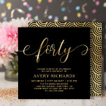 Elegant 40 Gold Script Black 40. Geburtstag Einladung<br><div class="desc">Eleganter Chic Black und Gold 40 Script 40. Geburtstag Einladung. Diese moderne Geburtstagsfeier-Einladungsvorlage enthält stilvolle "vierzig" Textausschnitte in riesigen Imitate, Goldfolie Wirbel handgeschriebene Kalligraphie- (oder Typografie-) Schrift mit Swash-Schwänzen, Party-Details in Goldfarbe auf schwarzem Hintergrund. Auf der Rückseite der Imitate goldene Folie wirbelndes Wellenkreismuster auf schwarzem Hintergrund. Diese Einladung eignet sich...</div>