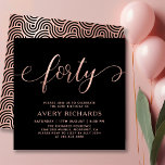Elegant 40 Rose Gold Script Black 40. Geburtstag Einladung<br><div class="desc">Eleganter Chic Black und Rose Gold 40 Script 40. Geburtstag Einladung. Diese moderne Geburtstagsfeiereinladung für die Frau enthält stilvolle "vierzig" Texte in riesigen Imitaten Rose Goldfolie Wirbel handgeschriebene Kalligraphie (oder Typografie) Skript mit Swash Schwanz Schriftart, Party Details in der rot Rose goldfarben auf schwarzem Hintergrund. Auf der Rückseite Imitate Rose...</div>