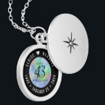Elegant 43. Opal Hochzeitstag Medaillon<br><div class="desc">Feiern Sie den 43. Hochzeitstag mit diesem eleganten Schloss! Elegante schwarze Serifen und serifenlose Schriftzeichen mit hexagonalen Konfetti auf einem irisierenden opalen Hintergrund fügen diesem besondere Anlass eine unvergessliche Touch und einen außergewöhnlichen Meilenstein hinzu. Passen Sie sich mit den Namen des glücklichen Paares und den Terminen für ihr opales Jubiläum...</div>