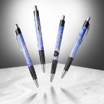 Elegant 45. Sapphire Hochzeit Jahrestag Kugelschreiber<br><div class="desc">Dieses stilvolle Stift trägt dazu bei, den 45. Saphirjubiläumsfeiern eine besondere Touch hinzuzufügen! Elegante Schwarz-Weiß-Schriften mit sechseckigen Konfetti auf saphirblauem Hintergrund sorgen für eine unvergessliche Touch für diesen besondere Anlass und einen außergewöhnlichen Meilenstein. Personalisieren Sie mit den Namen des Paares, den Ehedaten und bis zu zwei (2) Gratulationsbotschaften. Design ©...</div>