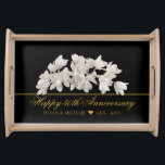 Elegant 50th Wedding Anniversary Floral Gold Black Serviertablett<br><div class="desc">Spektakuläre weiße Orchideen-Blume vor schwarzem Hintergrund. Dieses wunderschöne botanische 50. Hochzeitstag-Mémento-Tablett kann mit Ihrer Jubiläumsbotschaft,  Namen und Daten in einem prächtigen Goldskripttypografie-Schriftart angepasst werden. Nutzen Sie es auch für andere Gelegenheiten!</div>