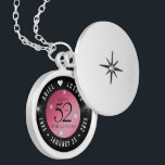Elegant 52. Star Ruby Wedding Jubiläum Medaillon<br><div class="desc">Feiern Sie das 52. Hochzeitsjubiläum mit diesem Gedenklocket! Elegante Schwarz-Weiß-Schrift mit stylisierten Sternen, die auf einem roten Hintergrund glänzen, verleihen diesem besondere Anlass eine unvergessliche Touch und einen außergewöhnlichen Meilenstein. Passen Sie sich die Namen der glücklichen Paare an und fügen Sie Termine für ihren Star Ruby-Jahrestag hinzu. Design © W.H....</div>
