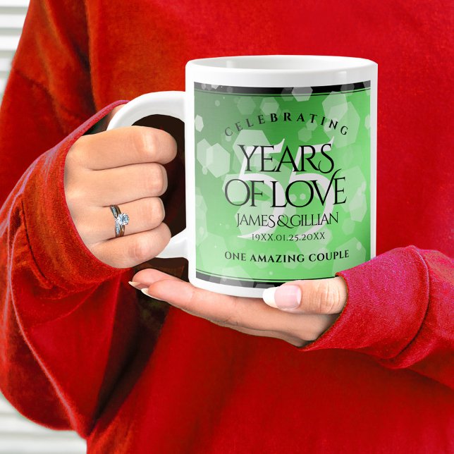 Elegant 55. Emerald Wedding Jubiläum Jumbo-Tasse (55th wedding anniversary jumbo mug held by woman sporting a wedding ring and red sweatshirt.)