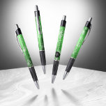 Elegant 55. Emerald Wedding Jubiläum Kugelschreiber<br><div class="desc">Dieser Gedenkstift trägt dazu bei, den 55. Smaragdjubiläumsfeiern eine besondere Touch hinzuzufügen! Elegante Schwarz-Weiß-Schriften mit sechseckigen Konfetti auf smaragdgrünem Hintergrund verleihen diesem besondere Anlass eine unvergessliche Touch und einen außergewöhnlichen Meilenstein. Personalisieren Sie mit den Namen des Paares, den Ehedaten und bis zu zwei (2) Gratulationsbotschaften. Design © W.H. Sim. Weitere...</div>