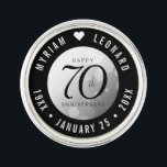 Elegant 70. Platinum Hochzeitstag Anstecknadel<br><div class="desc">Feiern Sie das 70. Hochzeitsjubiläum stilvoll mit diesem Button! Elegante schwarze Serifen und serifenlose Schriftzeichen mit hexagonalen Konfetti auf Platin-Folie-Hintergrund sorgen für eine unvergessliche Touch für diesen besondere Anlass und einen außergewöhnlichen Meilenstein. Passen Sie sich mit den Namen des glücklichen Paares und den Terminen für ihr Platinjubiläum an. Design ©...</div>