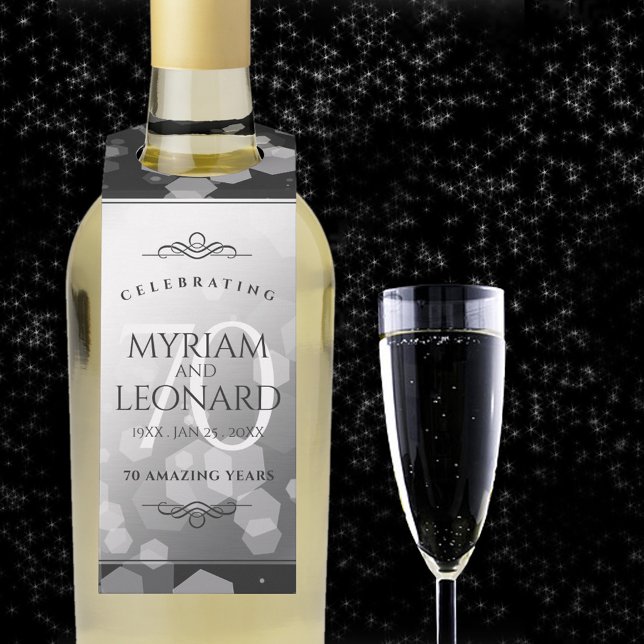 Elegant 70. Platinum Hochzeitstag Flaschenanhänger (70th wedding anniversary bottle hanger with champagne flute on a starry night sky.)