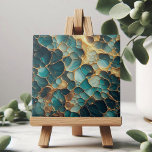 Elegant Aquamarin und Gold Abstrakt Bio Fliese<br><div class="desc">Diese dekorative Keramik-Kachel zeigt ein atemberaubendes abstraktes Design, das die Schönheit der Bio Strukturen, erinnert an komplexe Zellmuster oder die natürliche Befruchtung in Stein. Die Kachel ist mit einer aquamarinen und türkisfarbenen Farbpalette versehen, die mit schimmernden Venen aus metallischem Gold verwoben ist und eine elegante und luxuriöse Touch verleiht. Die...</div>