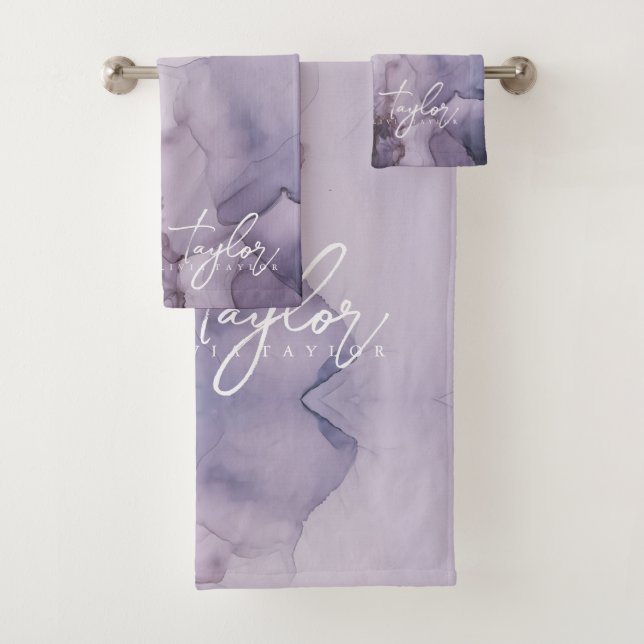 Elégant Aquarelle Purple Nom Serviette de bain (En situation)