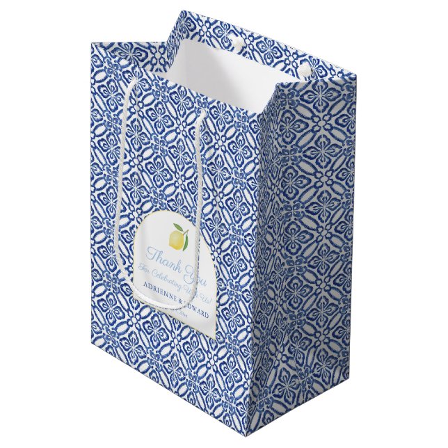 Elegant Arch Lemons Blue Tiles Wedding Willkommen Mittlere Geschenktüte (Vorderseite Schrägansicht)
