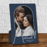 Elegant Arch Wedding Foto Navy Blue Fotoplatte<br><div class="desc">Ein besonderer Sake präsentiert Ihr Foto in elegantem Bogen-Design mit dem Text "Verheiratet" in schicken Texten, Ihren Namen und Hochzeitstermin auf marinebasischem Hintergrund. Ein wunderschönes Geschenk für Ihre Familie und ein fantastisches Gedächtnis, das Sie auf Ihrer eigenen Zuhause ausstellen können. HINTERGRUND Farbe kann geändert werden! MEHR FARBEN in unserer Sammlung....</div>