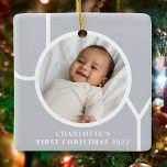 Elegant Baby Girl's First Christmas Foto Gray Keramikornament<br><div class="desc">Dieses elegante Baby Girl's First Christmas Foto Ornament ist mit dem Wort JOY auf einem grauen Hintergrund dekoriert. Einfach mit Foto,  Name und Jahr anpassbar.</div>