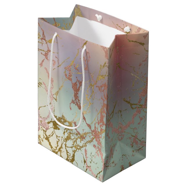Elegant Beige Marble | Minze Sage Green Rose Gold Mittlere Geschenktüte (Vorderseite Schrägansicht)