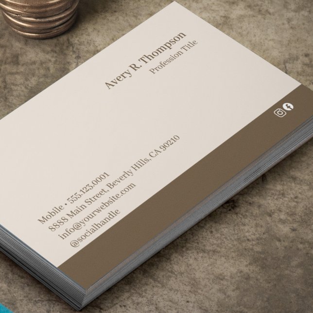 Elegant Beruflich einfach Minimalistisch modern Visitenkarte (Neutral earth tone professional, modern business card.)