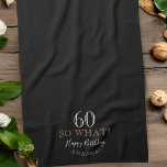Elegant Black 60 So was Funny Zitat 60. Geburtstag Geschirrtuch<br><div class="desc">Elegant Schwarz 60 So was Funny Zitat 60. Geburtstag Küchentuch. Die inspirierende und lustige Zitat 60 so, was in modernen weiß und golden Farben auf einem schwarzen Hintergrund. Machen Sie Ihr eigenes 60. Geburtstag Küchentuch für sie oder für ihn und personalisieren Sie mit Ihrem Namen und Alter. Ideal für eine...</div>