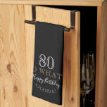 Elegant Black 80 So was Funny Zitat 80. Geburtstag Geschirrtuch<br><div class="desc">Elegant Schwarz 80 So was Funny Quote 80. Geburtstag Küchentuch. Die inspirierende und lustige Zitat 80 so, was in modernen weißen und goldenen Farben auf einem schwarzen Hintergrund. Machen Sie Ihr eigenes Küchenhandtuch zum 80. Geburtstag für sie oder für ihn und personalisieren Sie es mit Ihrem Namen und Alter. Ideal...</div>