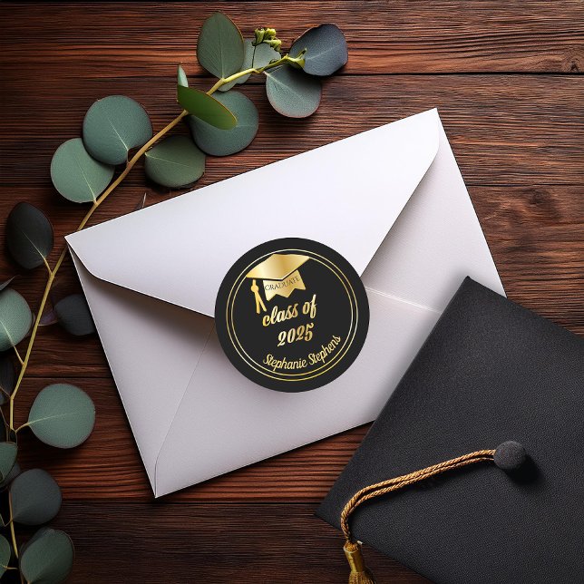 Elegant Black | Gold Graduate Cap Abschluss Runder Aufkleber (Elegant Black and Gold Tone Grad Cap Graduation Class of 2025 Classic Round Stickers)