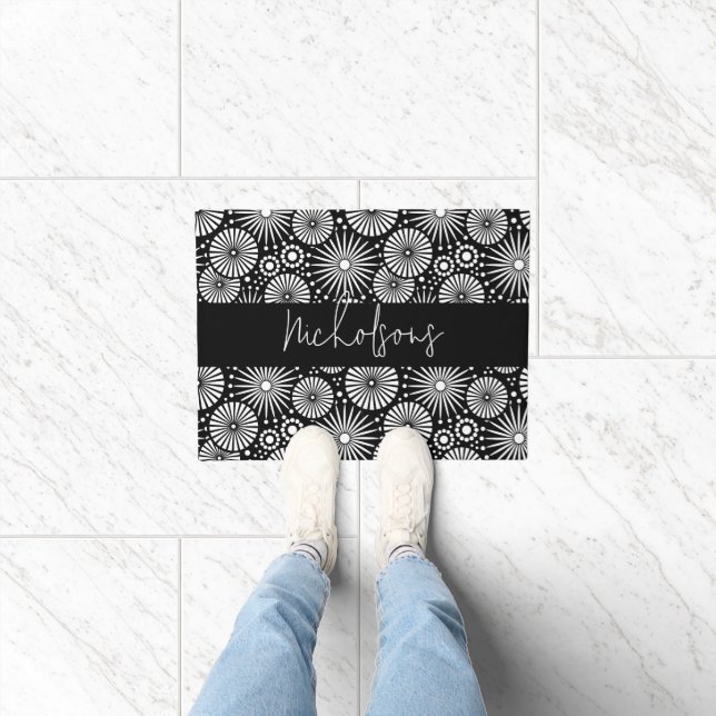 Elegant Black White Geometric Starburst Name  Fußmatte (Indoor)