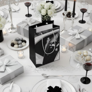 Elegant Black & White Wedding Gift Bag Mittlere Geschenktüte