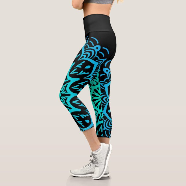 Elegant Blau und Aquamarin Mandala auf dem Schwarz Capri Leggings (Links)