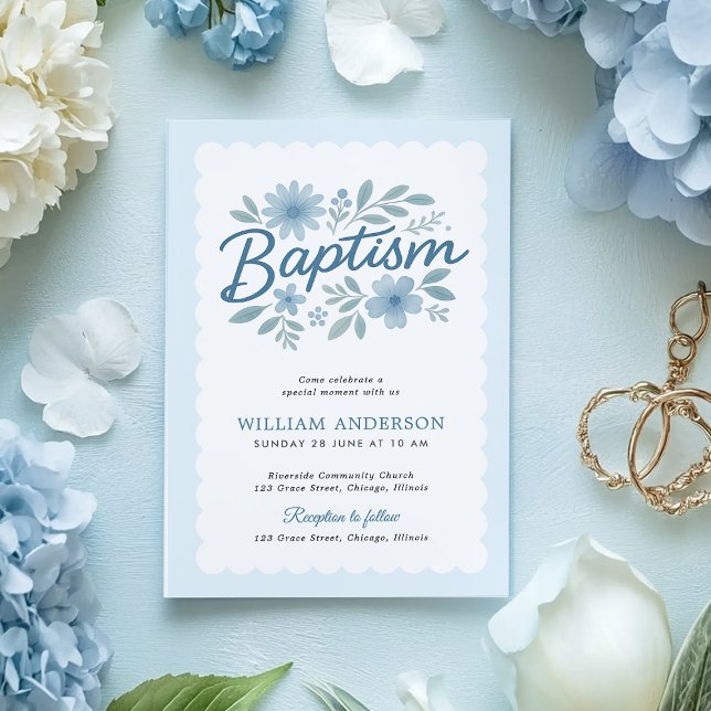 Elegant Blauer Taufen Einladung (Scalloped edge baptism card with blue florals – hand holding with ribbon and envelope)