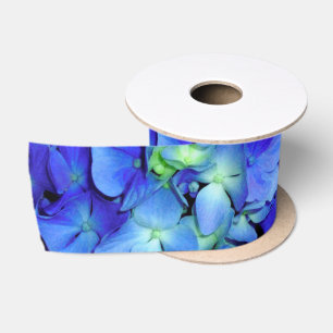 Elegant bläulich blühende Rose Blaue Hydrangeas Satinband