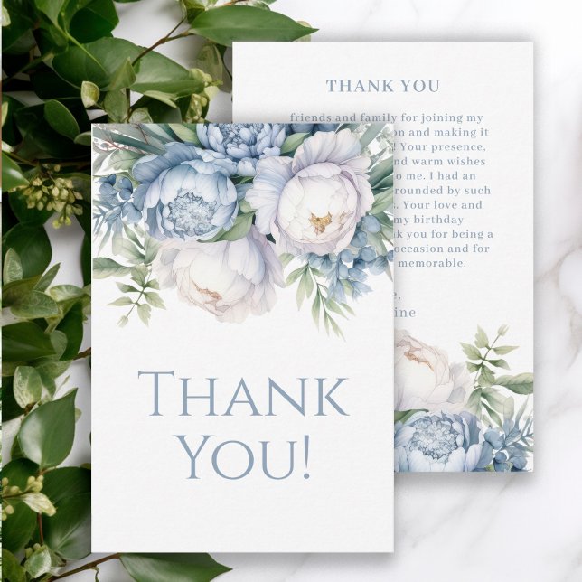 Elégant bleu bleu bleu blanc floral Merci d'annive (Elegant dusty blue and white watercolor floral women's birthday party thank you card.)