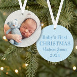 Elegant Blue Baby Boy First Christmas Foto Ornament<br><div class="desc">Das erste Weihnachtsgeschmuckstück von Baby ist mit einem babyblauen Hintergrund mit dustig blauer "Baby's First Christmas"-Formulierung versehen,  einem Sondertext,  der mit dem Namen und dem Geburtsjahr des Babys personalisiert werden kann. Bringen Sie auf der Rückseite ein beliebtes Baby-Foto mit. Farben können geändert werden.</div>