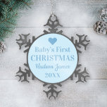 Elegant Blue Baby Boy First Christmas Schneeflocken Zinn-Ornament<br><div class="desc">Das erste Weihnachtsgeschmuckstück von Baby ist mit einem babyblauen Hintergrund mit dustig blauer "Baby's First Christmas"-Formulierung versehen,  einem Sondertext,  der mit dem Namen und dem Geburtsjahr des Babys personalisiert werden kann. Farben können geändert werden.</div>