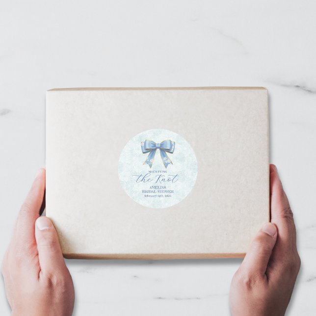 Elegant Blue Bow Engagement Party Invitation Runder Aufkleber (Von Creator hochgeladen)